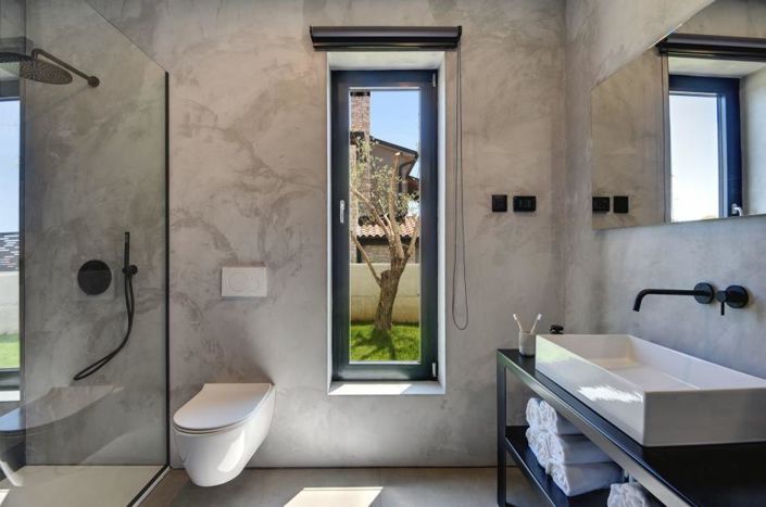 Image No.12-7 Bed Property for sale