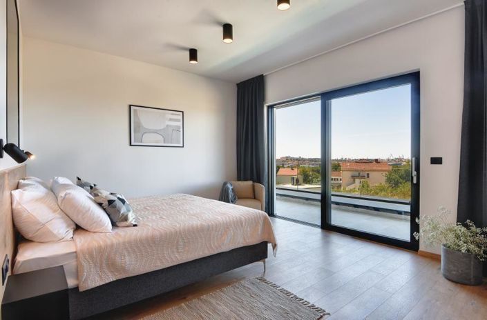 Image No.15-7 Bed Property for sale