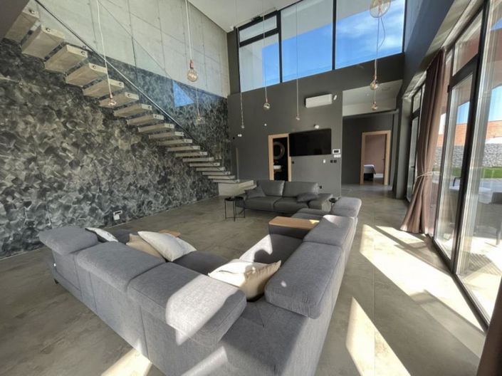 Image No.15-4 Bed Property for sale