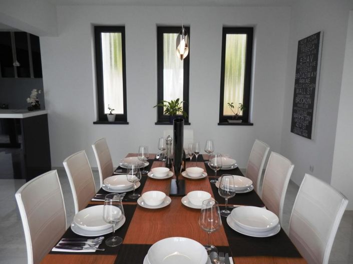 Image No.17-6 Bed Property for sale