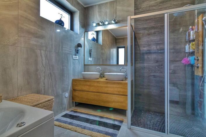 Image No.20-6 Bed Property for sale