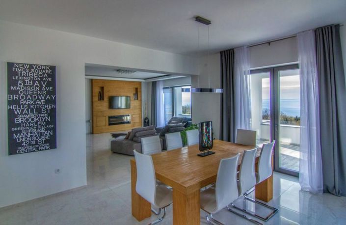 Image No.22-6 Bed Property for sale