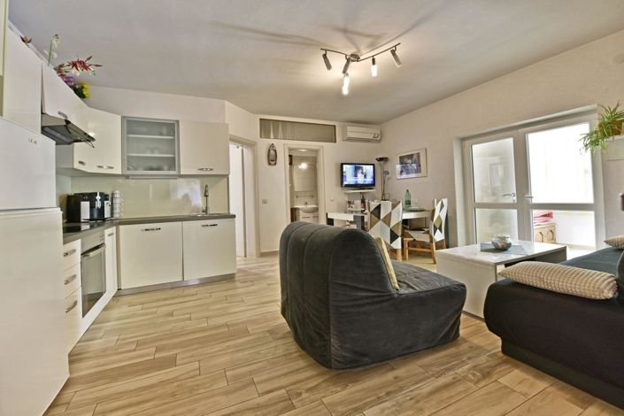 Image No.9-9 Bed Property for sale