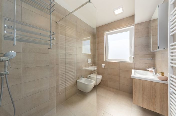 Image No.14-6 Bed Property for sale