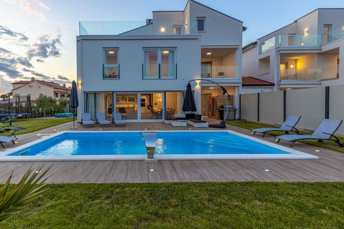 Image No.2-Propriété de 6 chambres à vendre à Porec