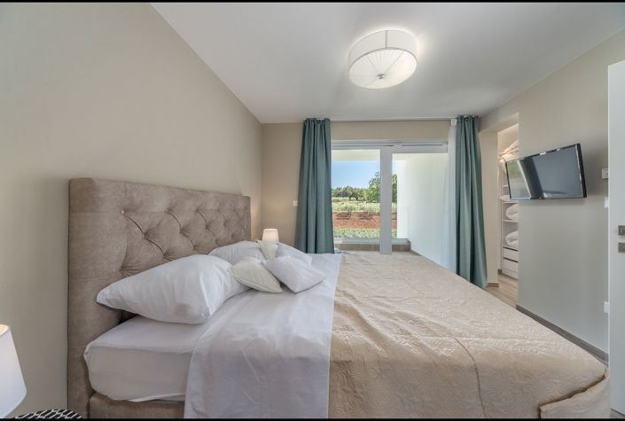 Image No.20-6 Bed Property for sale