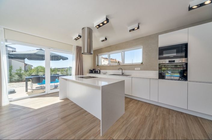 Image No.25-6 Bed Property for sale