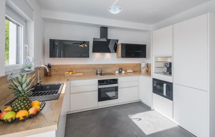 Image No.10-5 Bed Property for sale