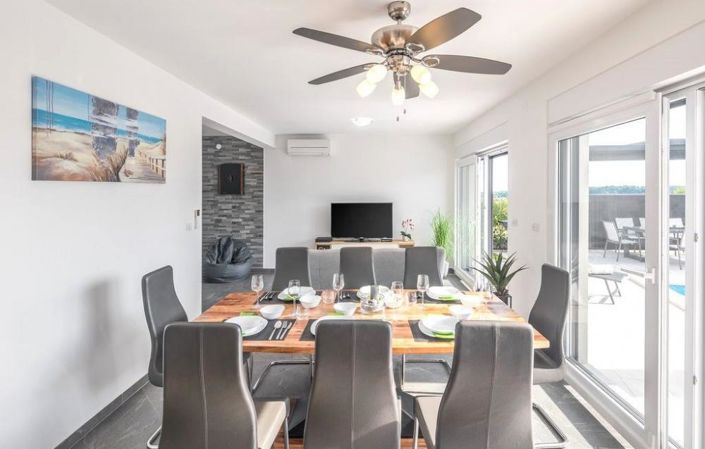 Image No.8-5 Bed Property for sale