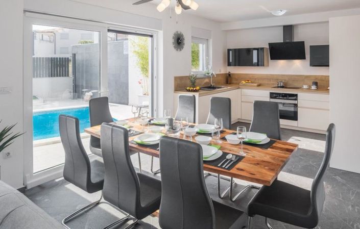 Image No.9-5 Bed Property for sale