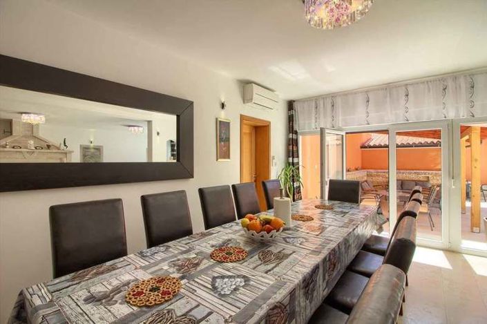 Image No.10-6 Bed Property for sale