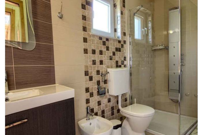 Image No.14-6 Bed Property for sale