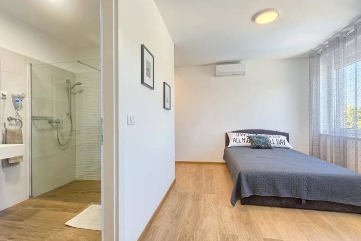 Image No.16-5 Bed Property for sale