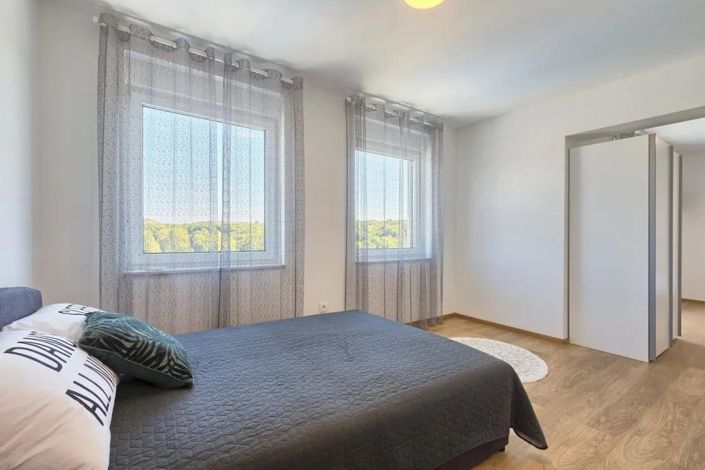 Image No.17-5 Bed Property for sale