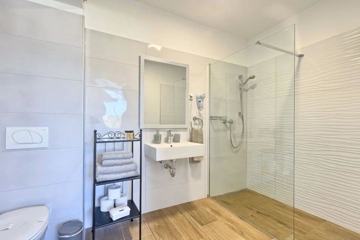 Image No.19-5 Bed Property for sale