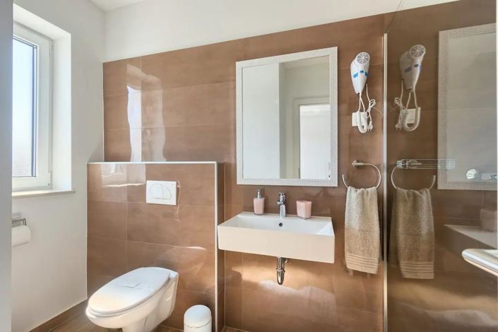 Image No.20-5 Bed Property for sale