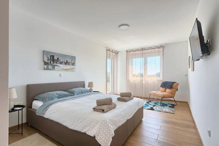 Image No.21-5 Bed Property for sale