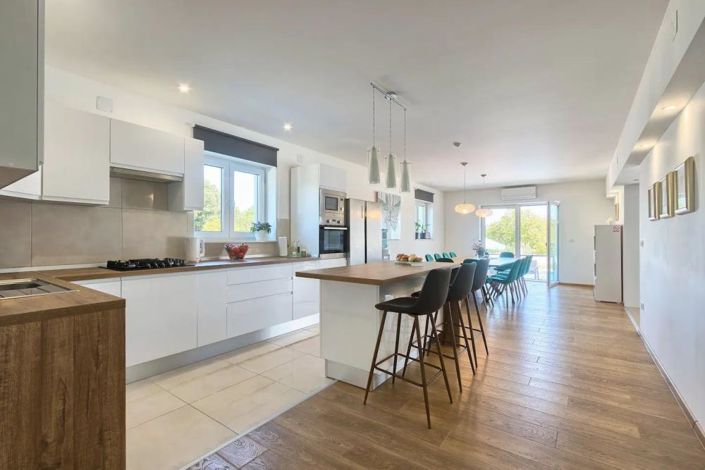 Image No.22-5 Bed Property for sale