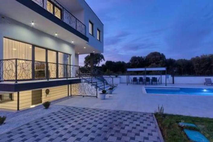 Image No.3-5 Bed Property for sale