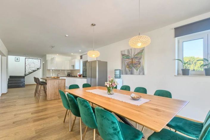 Image No.6-5 Bed Property for sale