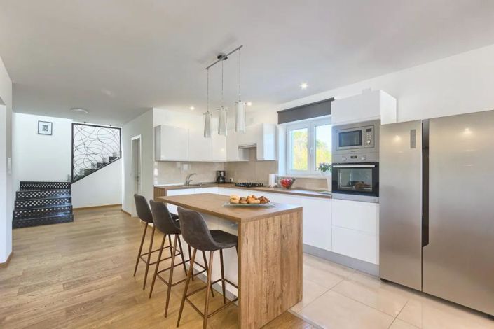 Image No.7-5 Bed Property for sale