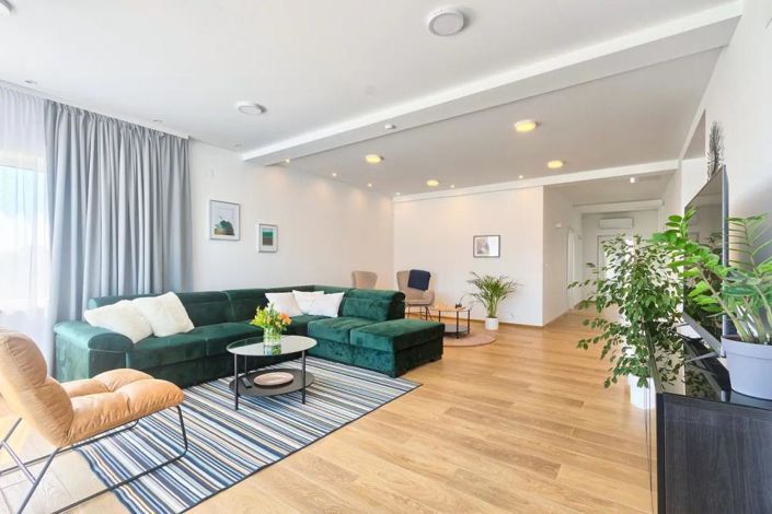 Image No.9-5 Bed Property for sale