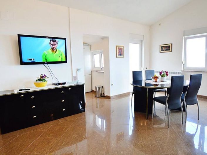 Image No.8-11 Bed Property for sale