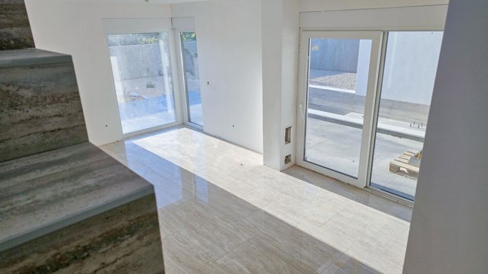 Image No.17-3 Bed Property for sale