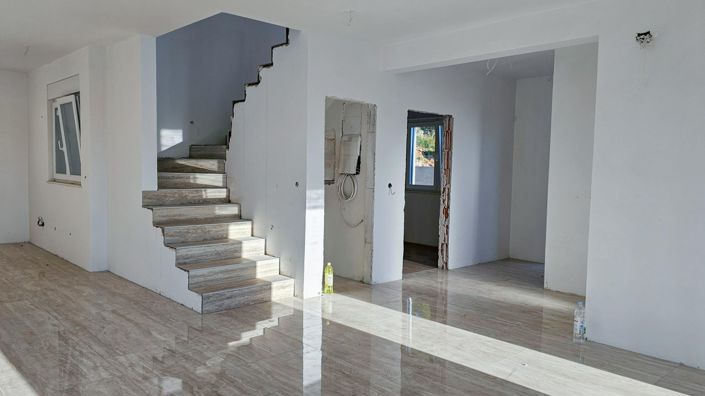 Image No.8-3 Bed Property for sale