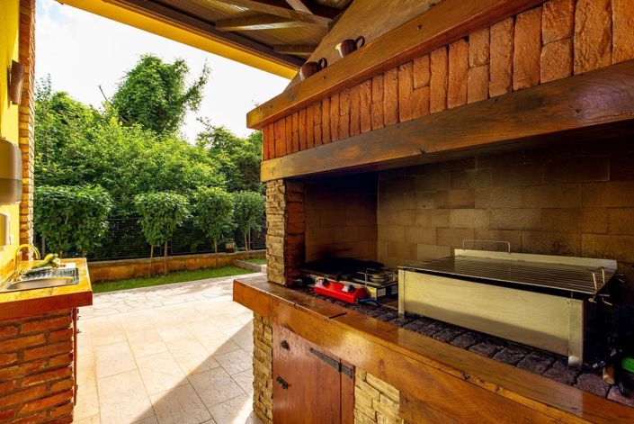 Image No.11-9 Bed Property for sale