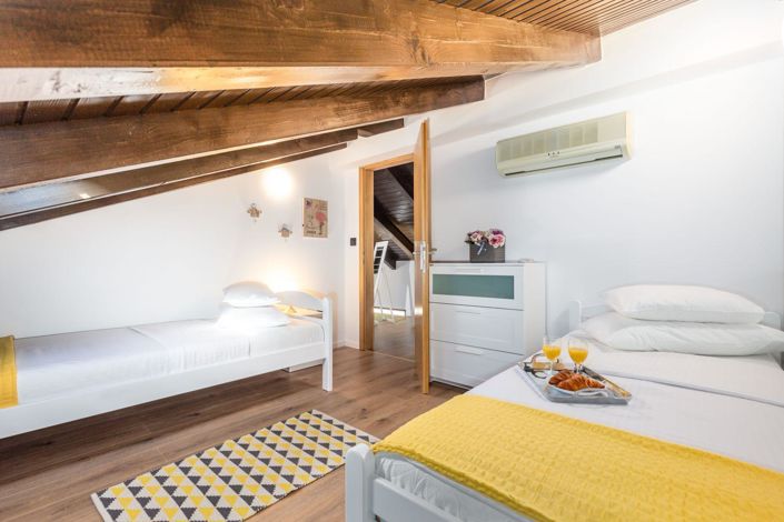 Image No.16-9 Bed Property for sale