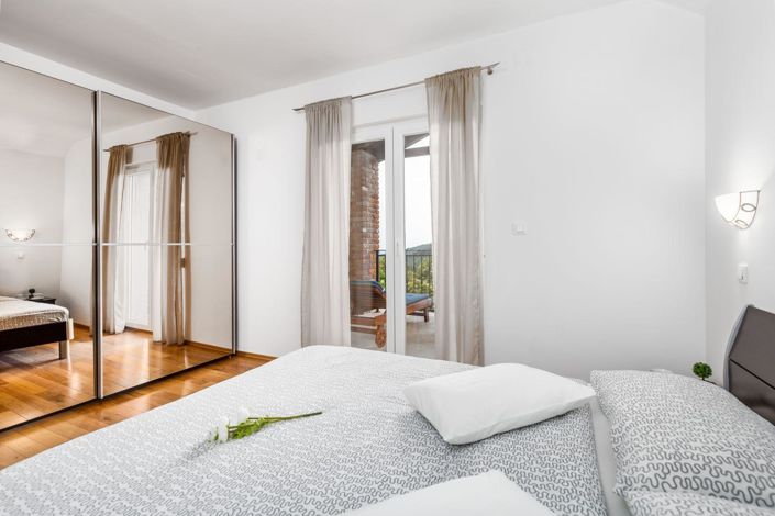 Image No.23-9 Bed Property for sale