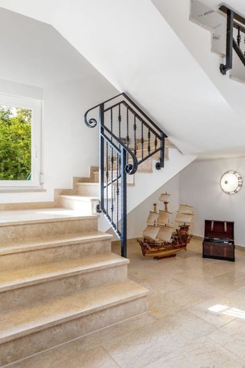 Image No.24-9 Bed Property for sale