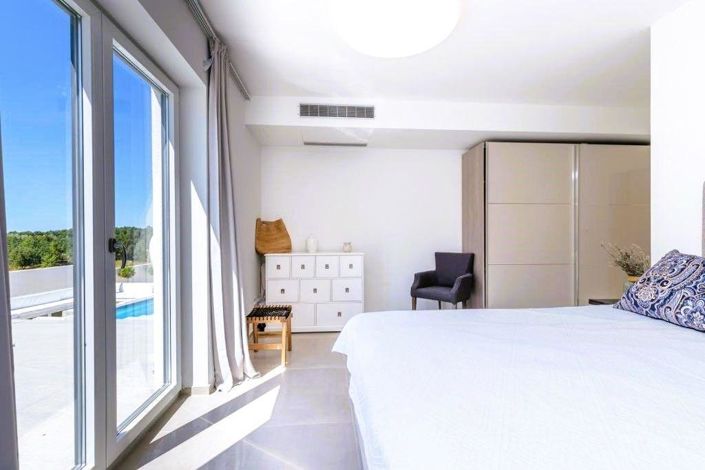 Image No.18-4 Bed Property for sale