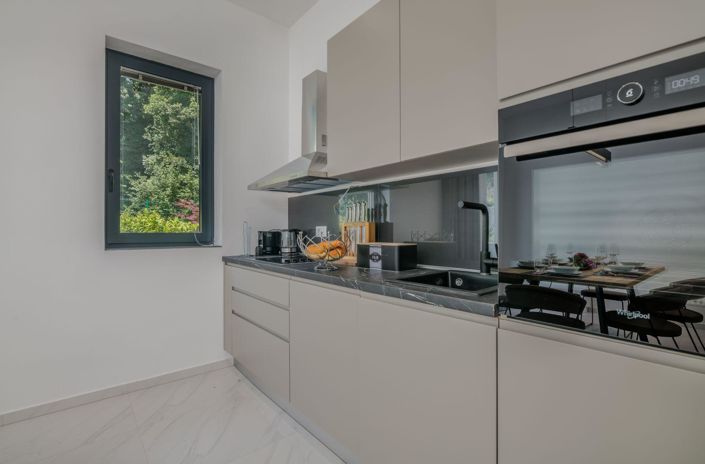 Image No.12-3 Bed Property for sale