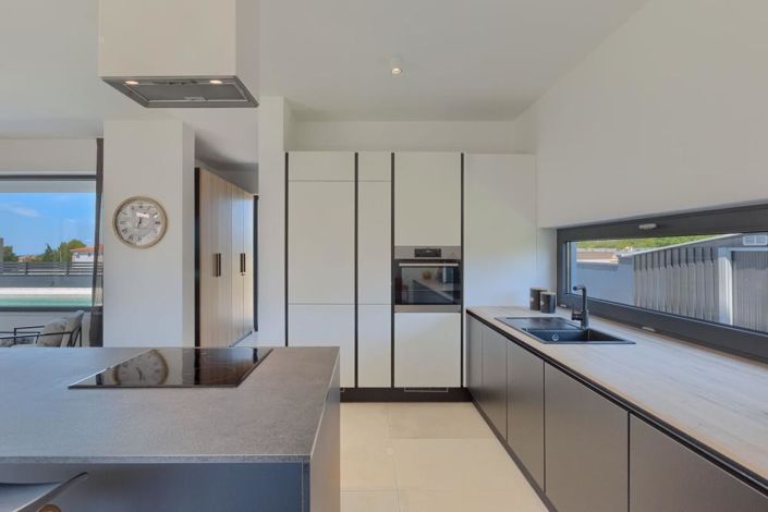 Image No.14-3 Bed Property for sale