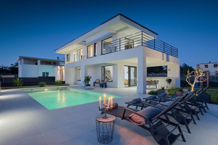 Image No.19-3 Bed Property for sale