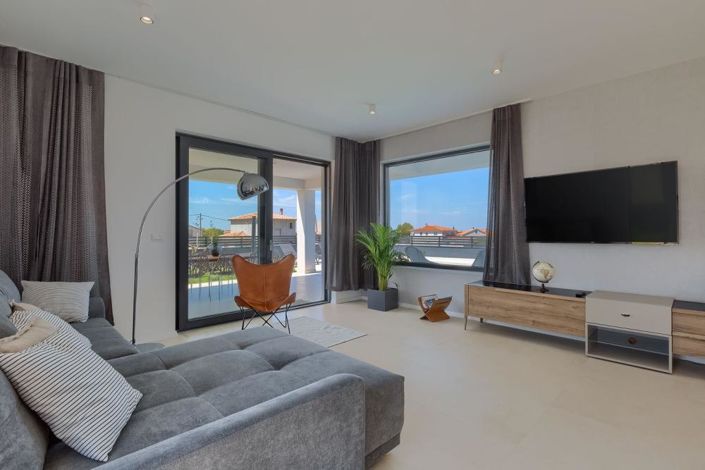 Image No.10-3 Bed Property for sale