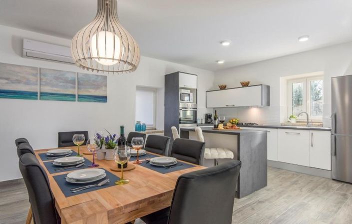 Image No.14-6 Bed Property for sale