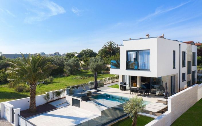 Image No.2-5 Bed Property for sale