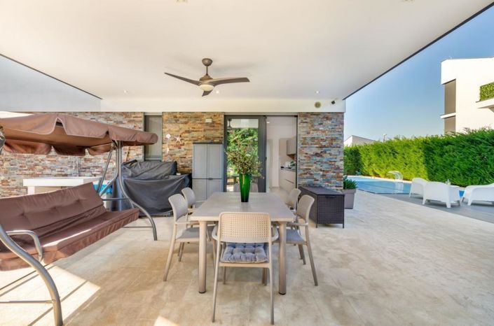 Image No.11-5 Bed Property for sale