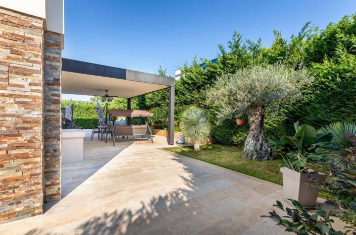 Image No.12-5 Bed Property for sale