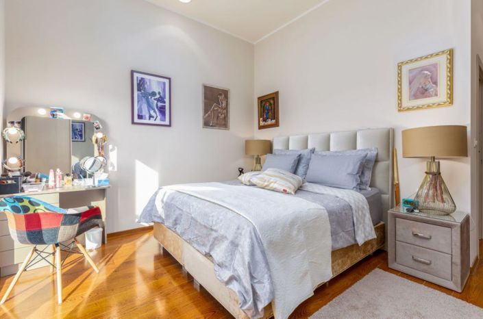 Image No.20-5 Bed Property for sale