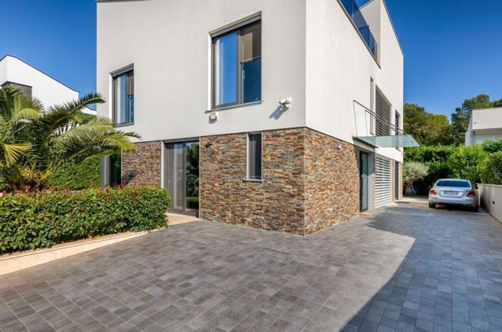 Image No.6-5 Bed Property for sale