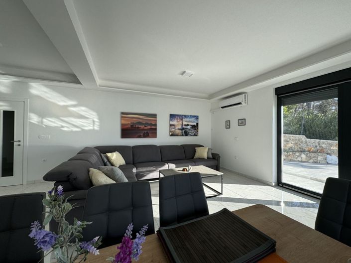 Image No.8-4 Bed Property for sale