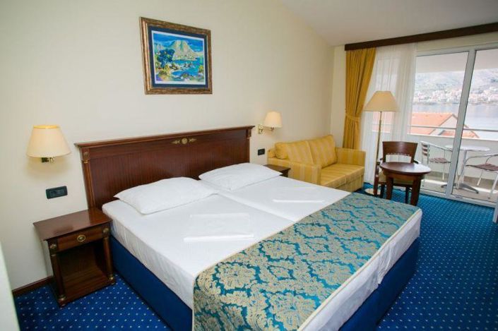 Image No.8-52 Bed Property for sale