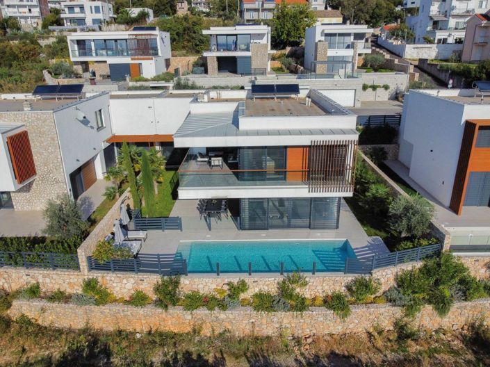 Image No.2-5 Bed Property for sale