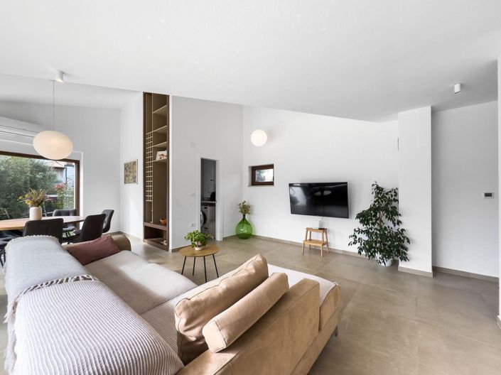 Image No.12-2 Bed Property for sale