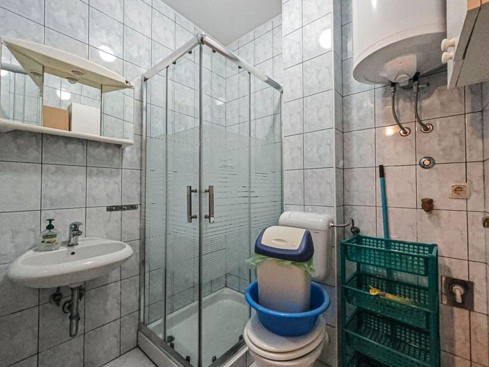 Image No.17-6 Bed Property for sale