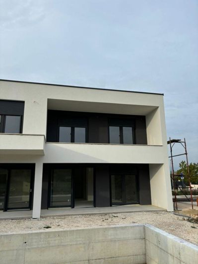 Image No.8-3 Bed Property for sale